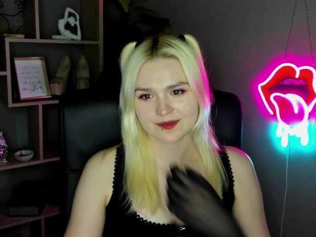 SweetLilyxo's BongaCams show and profile