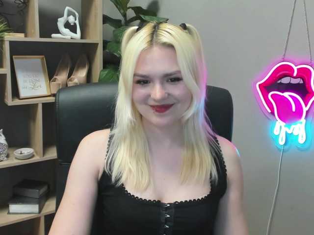 SweetLilyxo's BongaCams show and profile