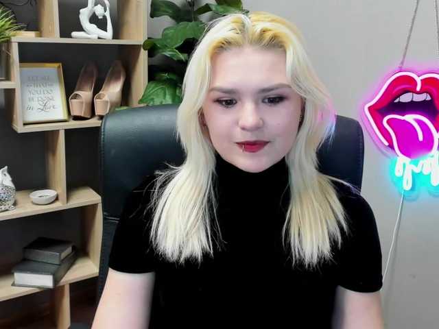 SweetLilyxo's BongaCams show and profile