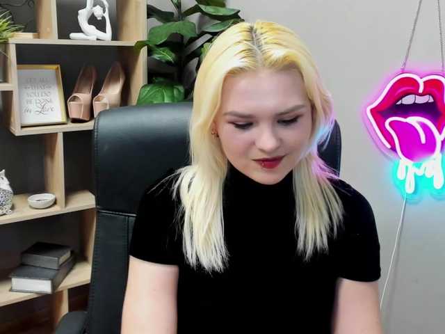 SweetLilyxo's BongaCams show and profile