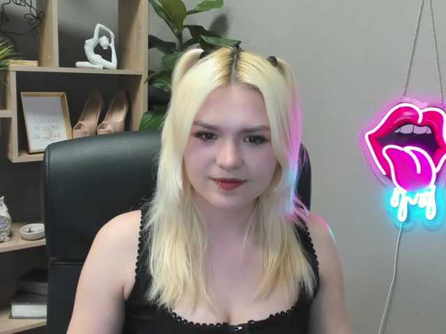 SweetLilyxo's BongaCams show and profile