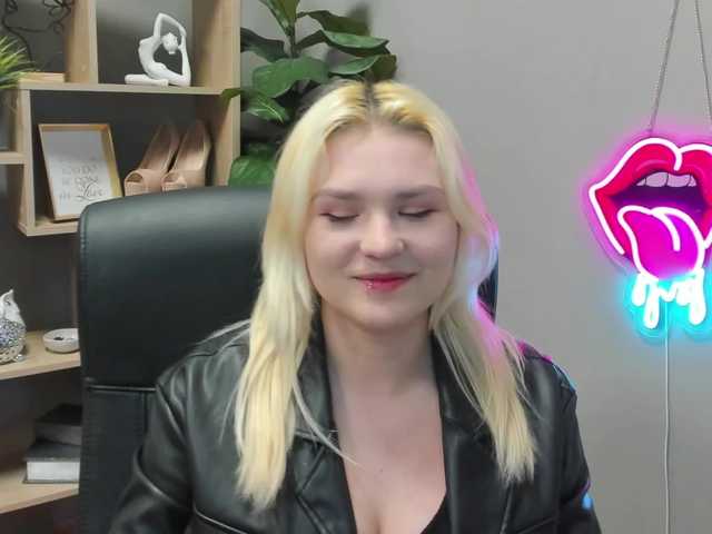 SweetLilyxo's BongaCams show and profile