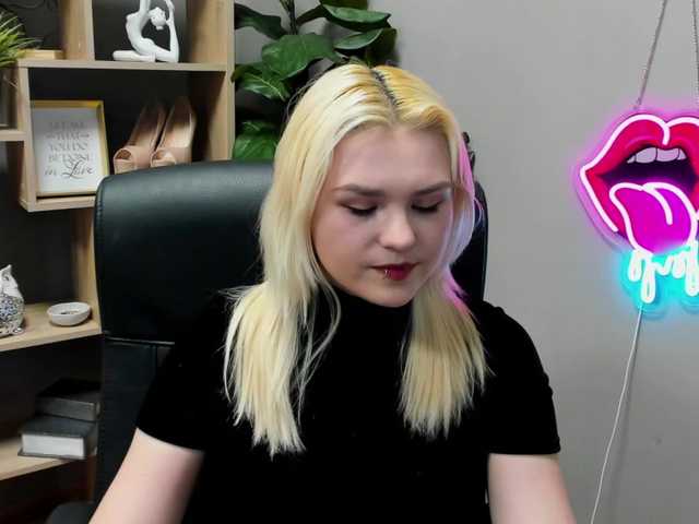 SweetLilyxo's BongaCams show and profile