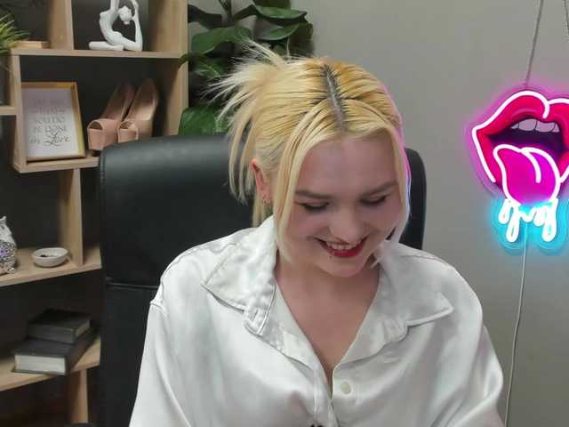 SweetLilyxo's BongaCams show and profile