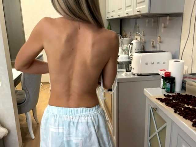 NicolleReisman live room