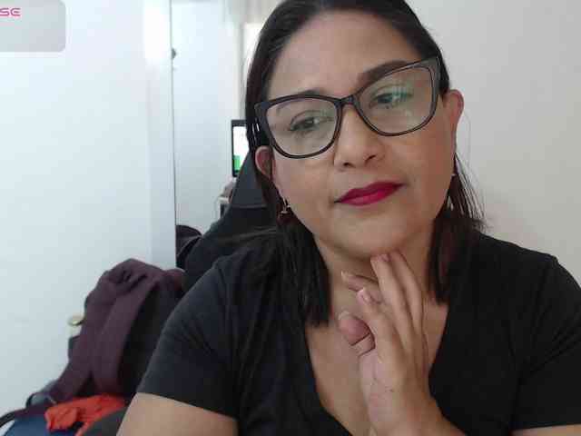 HotMilfSquirt webcam