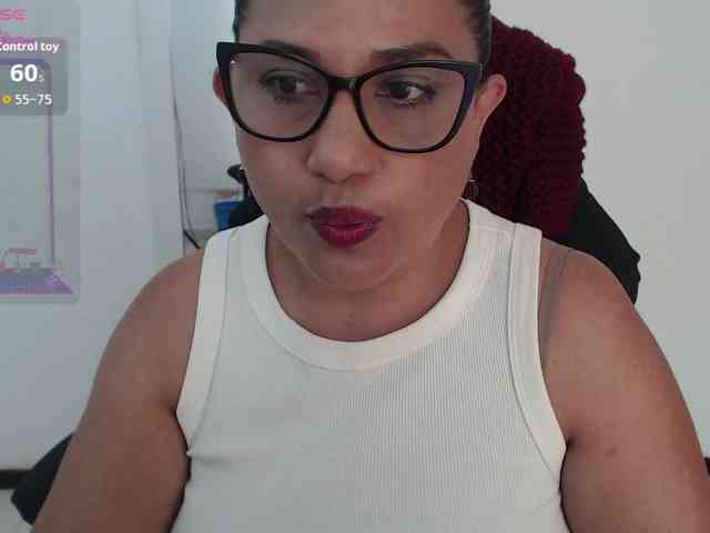 HotMilfSquirt webcam