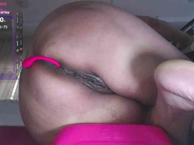 HotMilfSquirt webcam