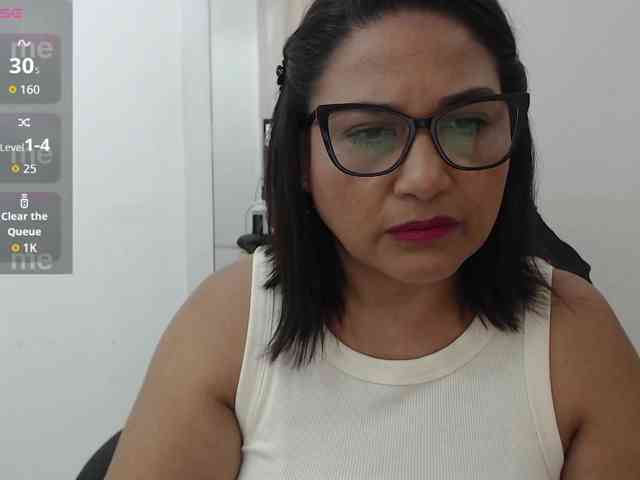 HotMilfSquirt webcam