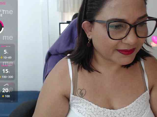 HotMilfSquirt webcam