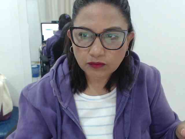 HotMilfSquirt webcam