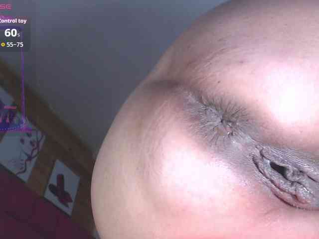 HotMilfSquirt webcam