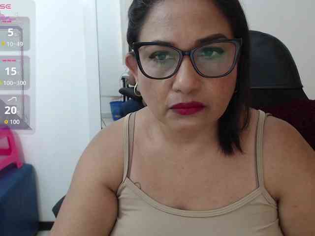 HotMilfSquirt webcam