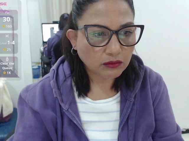 HotMilfSquirt webcam