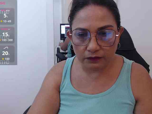 HotMilfSquirt webcam