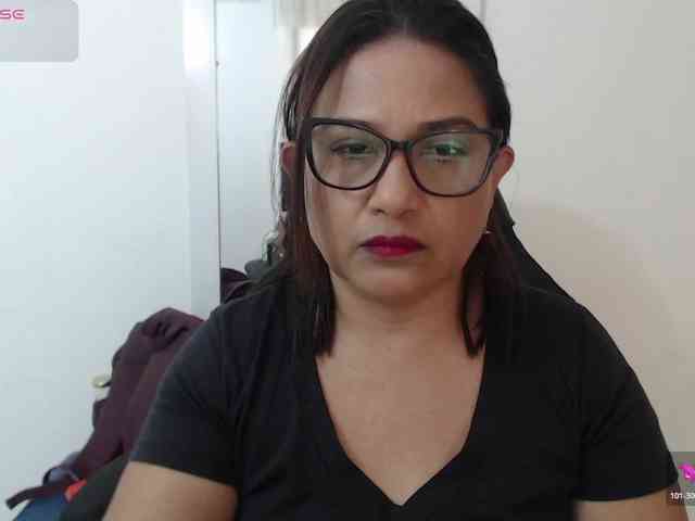 HotMilfSquirt webcam