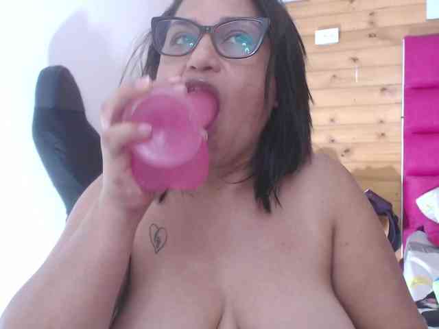 HotMilfSquirt webcam