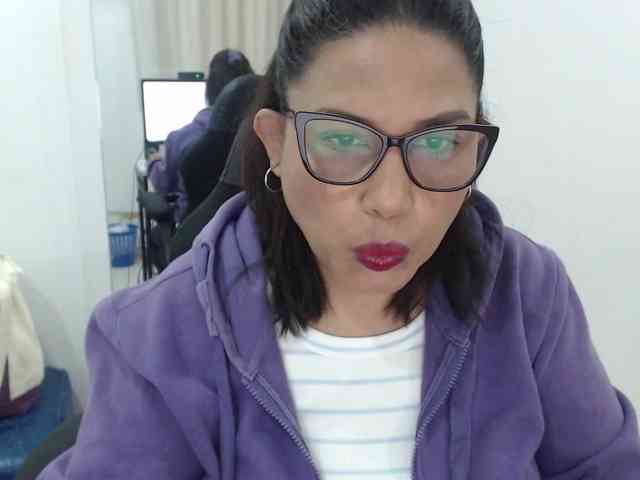 HotMilfSquirt webcam