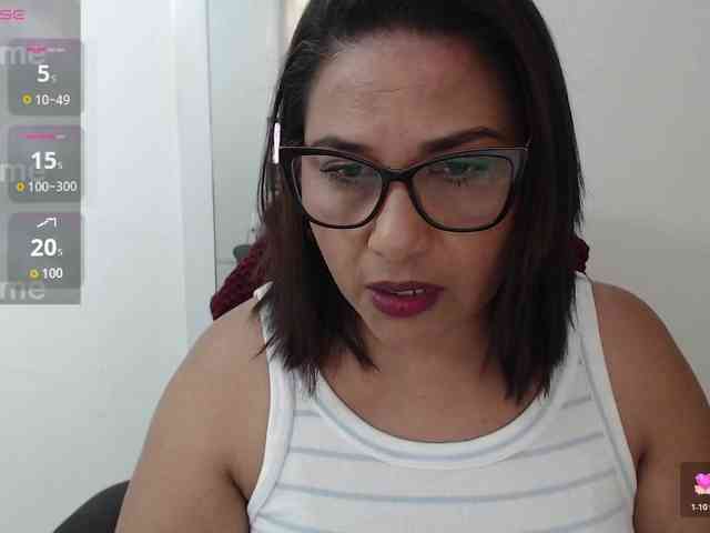 HotMilfSquirt webcam