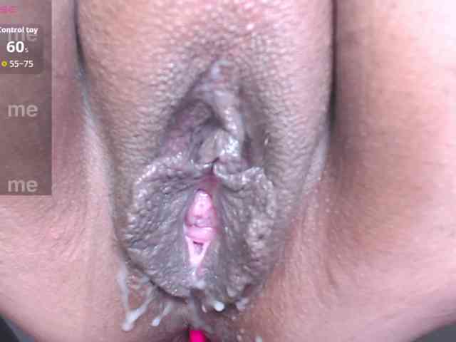 HotMilfSquirt webcam