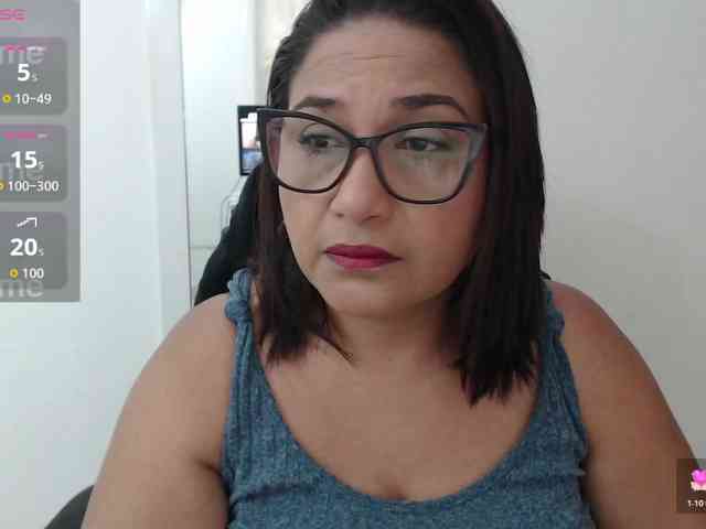 HotMilfSquirt webcam