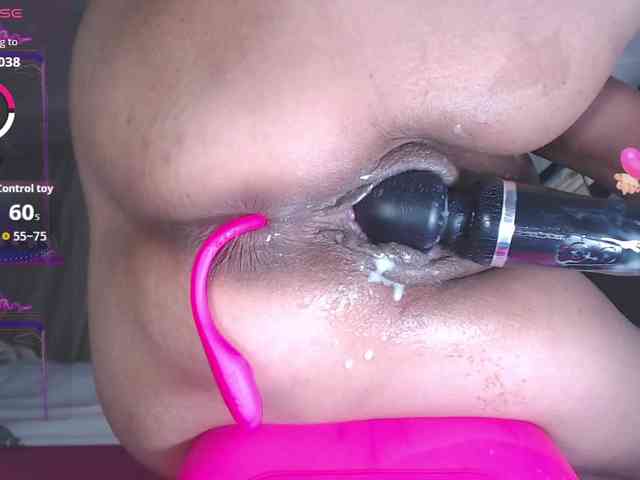 HotMilfSquirt webcam