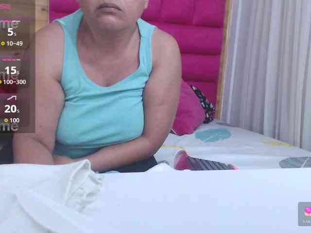 HotMilfSquirt webcam