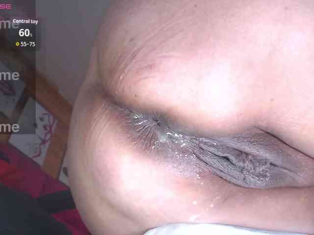 HotMilfSquirt webcam