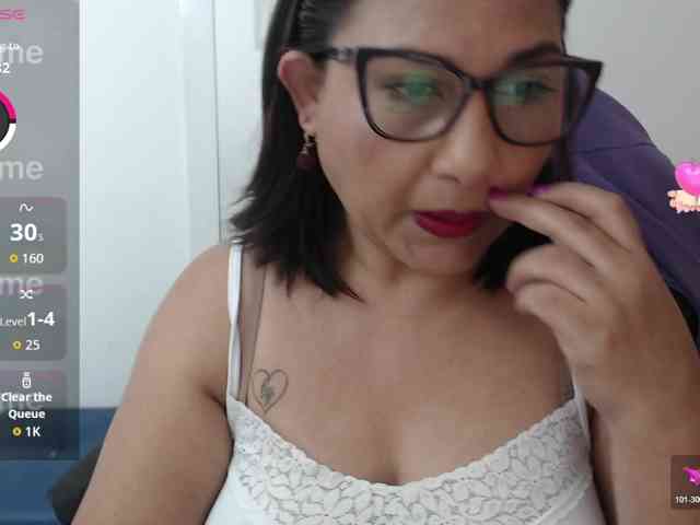 HotMilfSquirt webcam