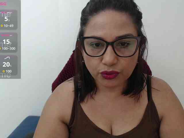 HotMilfSquirt webcam