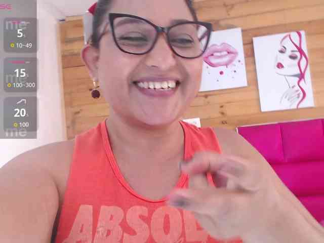 HotMilfSquirt webcam