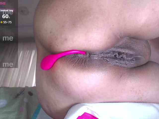 HotMilfSquirt webcam