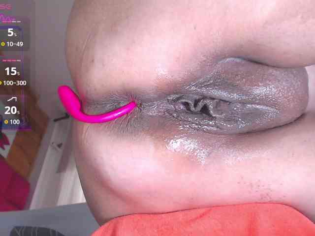 HotMilfSquirt webcam