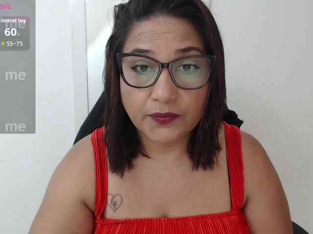 HotMilfSquirt webcam