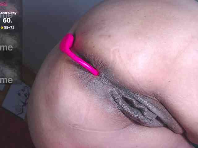 HotMilfSquirt webcam