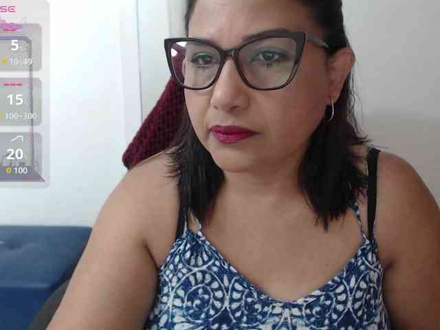 HotMilfSquirt webcam