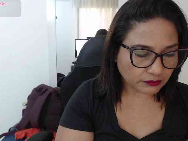 HotMilfSquirt webcam