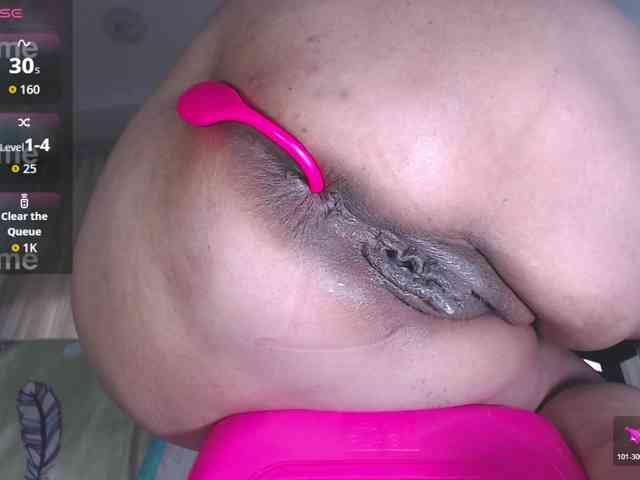 HotMilfSquirt webcam