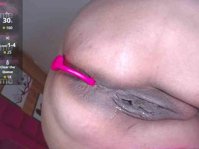 HotMilfSquirt webcam