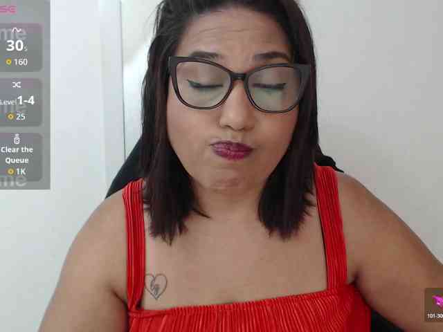 HotMilfSquirt webcam