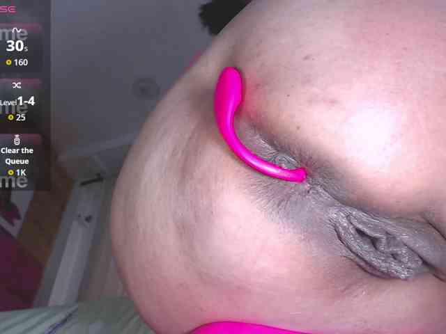 HotMilfSquirt webcam