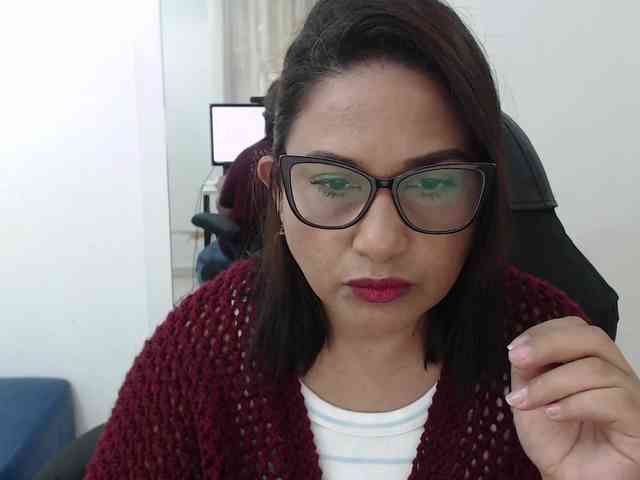 HotMilfSquirt webcam