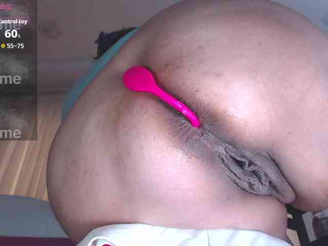 HotMilfSquirt webcam