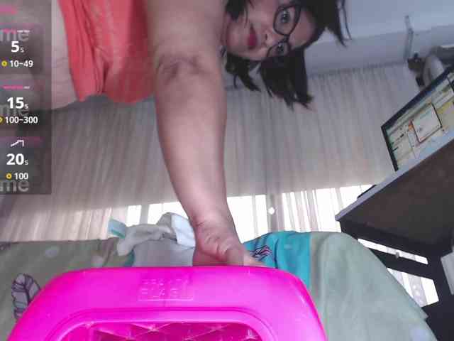 HotMilfSquirt webcam