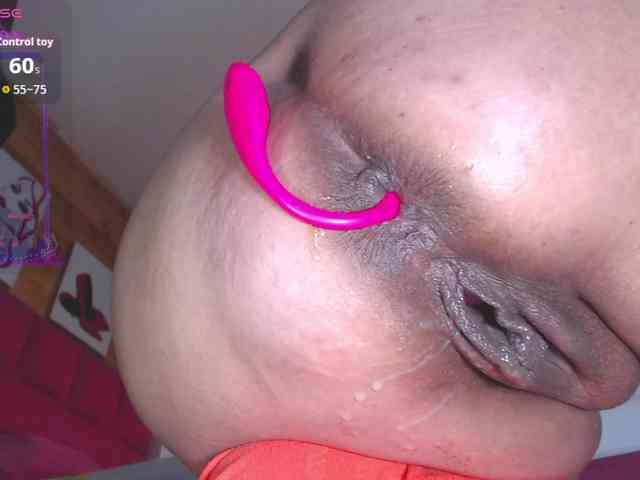 HotMilfSquirt webcam