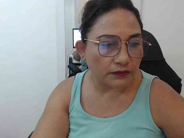 HotMilfSquirt webcam