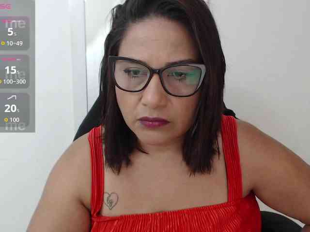 HotMilfSquirt webcam