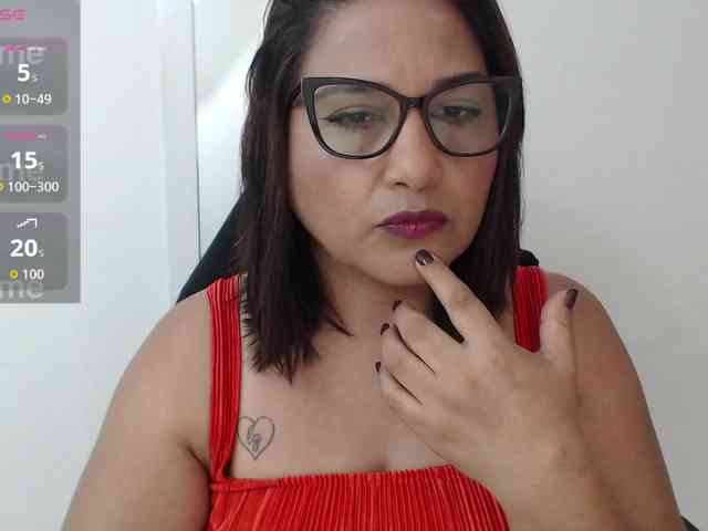 HotMilfSquirt webcam