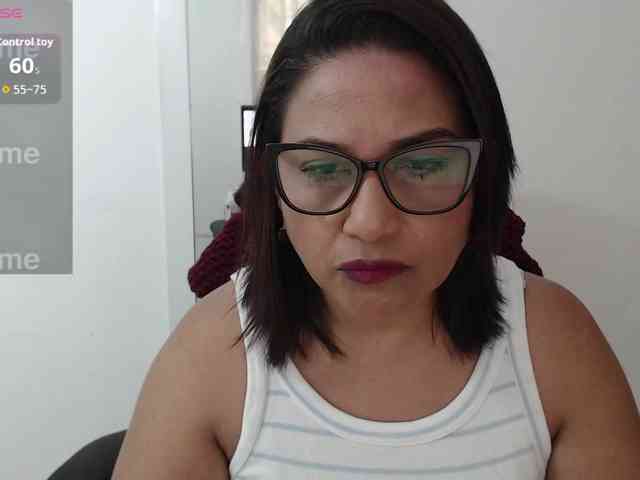 HotMilfSquirt webcam