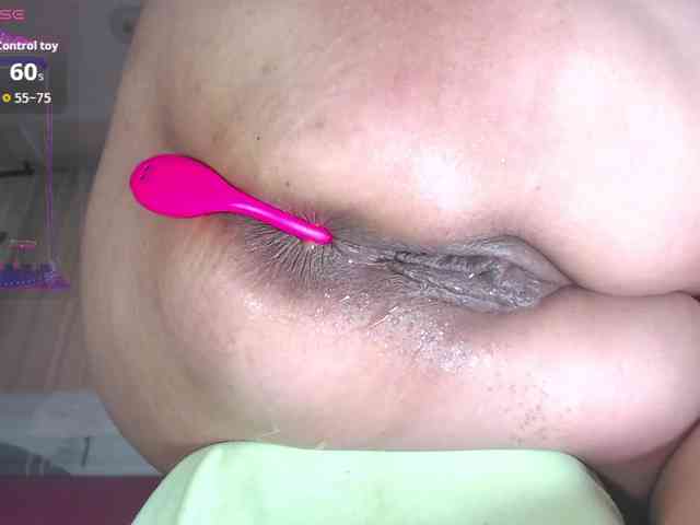 HotMilfSquirt webcam